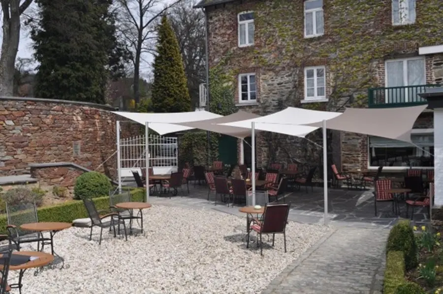 Stínící plachty Ingenua nad terasou hotelu Du Moulin v belgickém Malmédy