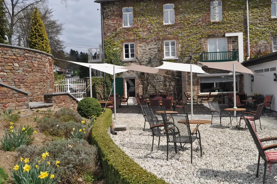 Stínící plachty Ingenua nad terasou hotelu Du Moulin v belgickém Malmédy
